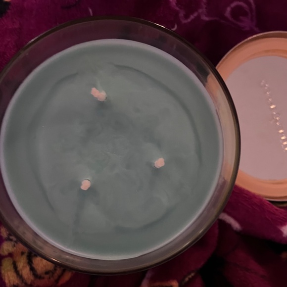 Goose Creek Christmas Village 3 wick candle - Picture 3 of 3